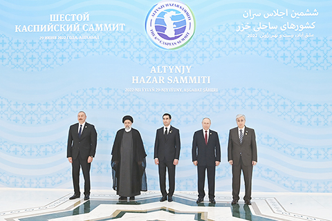 　◎ 當地時間六月二十九日，土庫曼阿什哈巴德，裡海沿岸國家首腦峰會當日舉行。峰會由土庫曼總統謝爾達爾．別爾德穆哈梅多夫主持，俄羅斯總統普京、阿塞拜疆總統阿利耶夫、哈薩克總統托卡耶夫、伊朗總統萊希出席。（中新社發哈薩克總統府供圖）