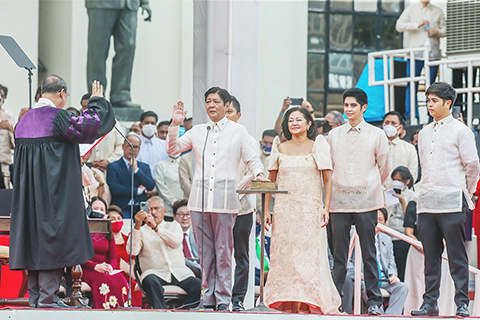 　◎ 圖為六月三十日，費迪南德．羅慕爾德茲．馬科斯（中左）在菲律賓首都馬尼拉舉行的總統就職典禮上宣誓。（新華社）