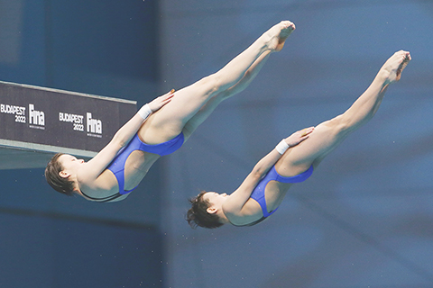 　◎ 六月三十日，陳芋汐（左）/全紅嬋在比賽中。二０二二年世界游泳錦標賽跳水項目女子雙人十米台決賽中在匈牙利布達佩斯舉行。（新華社記者 鄭煥松 攝）