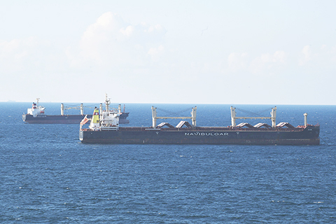 　◎ 八月六日，從烏克蘭出發的第二批運糧船抵達土耳其伊斯坦布爾的博斯普魯斯海峽黑海入海口附近。（新華社記者 沙達提 攝）