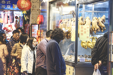 　◎ 二月九日大年三十，香港不少市民到滷味店「斬料」加菜與家人共度除夕。（香港中通社記者許其皓　攝）