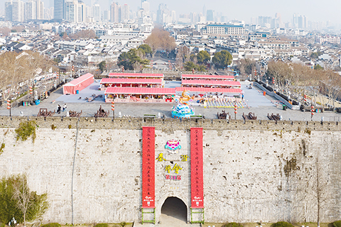 　◎ 二月九日，航拍掛著巨幅春聯的南京明城牆中華門。當日是農曆除夕，古城南京年味濃。（無人機照片）(中新社記者 泱波 攝)