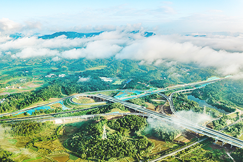 ◎ 六月十五日,廣東韶關,雄信高速公路建成通車。圖為六月七日,航拍雄信高速公路。(廣東省交通集團有限公司 供圖)