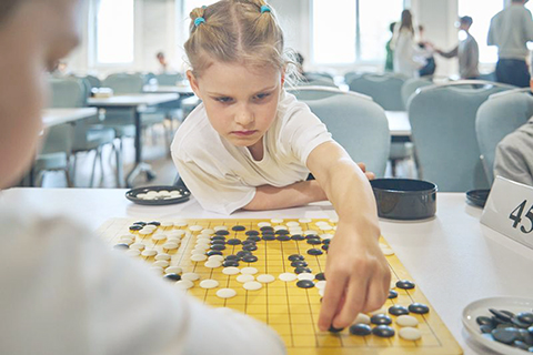 ◎ 五月十日,一名小選手在比賽中。第四屆遠東杯圍棋賽在俄羅斯符拉迪沃斯托克市舉行。(新華社發 郭飛洲 攝)