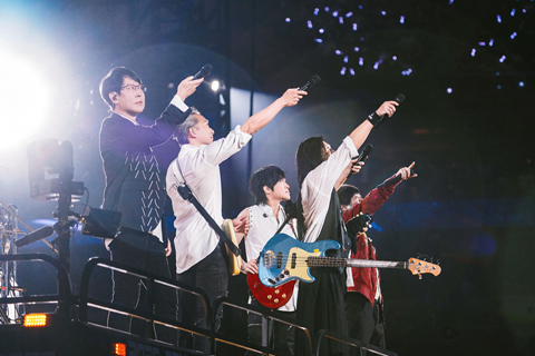 ◎ 五月天邀坐在啟德園盡頭的歌迷點歌。