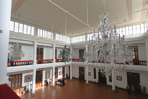 優雅的建築內廣場及葡萄吊燈