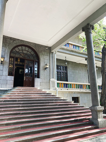 入門後的高大中西合璧式建築樓梯