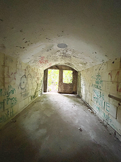 防空洞的牆身都是塗鴉