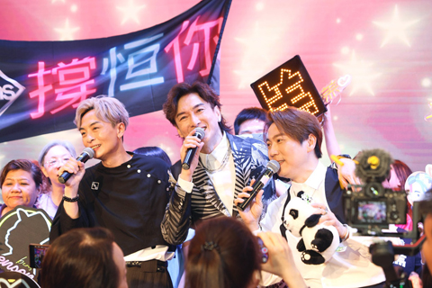 ◎ 顏志恆胡渭康米羔在佛山演唱。