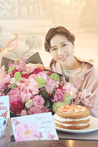 ◎ 這個生日收到最珍貴禮物是來自女兒們親手做的蛋糕和繪畫的生日卡,以及老公永不缺席的鮮花,這些窩心的愛,瞬間讓我心中湧起無盡的溫暖。這個特別的日子不僅是慶祝自己的生日,更是慶祝我們之間深厚的親情。願我們都能在愛中成長,幸福常伴!同時祝大家國慶愉快、我們的祖國繁榮昌盛!(黎姿帖文)