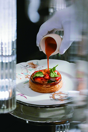 ◎ 酥皮盒子、輕煙藍龍蝦、小牛胸腺。