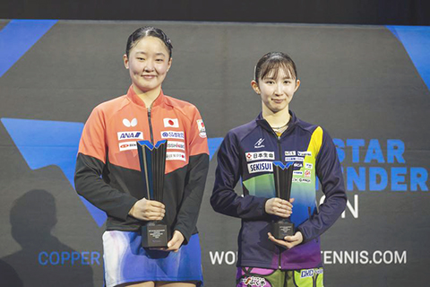 ◎ 十月二十六日,冠軍日本選手張本美和(左)和亞軍早田希娜在頒獎儀式上。倫敦球星挑戰賽女子單打決賽中,日本選手張本美和四比三戰勝同胞早田希娜,獲得冠軍。(新華社發)
