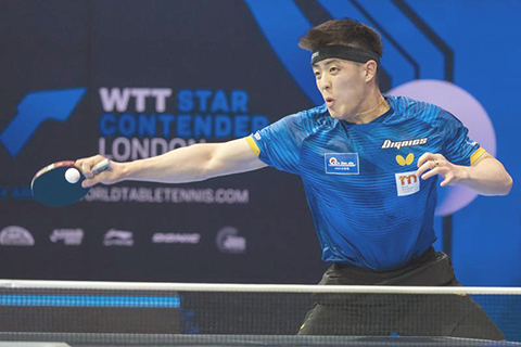 ◎ 十月二十六日,邱黨回球。倫敦球星挑戰賽男子單打決賽中,德國選手邱黨4比2戰勝日本選手張本智和,獲得冠軍。(新華社發)