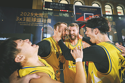 ◎ 三人籃總決賽男子組冠軍興奮莫名。