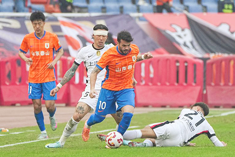 ◎ 十月二十六日山東泰山隊球員卡扎伊什維利(中)突破。山東泰山隊主場三比一戰勝上海海港隊。(新華社記者 朱崢 攝)