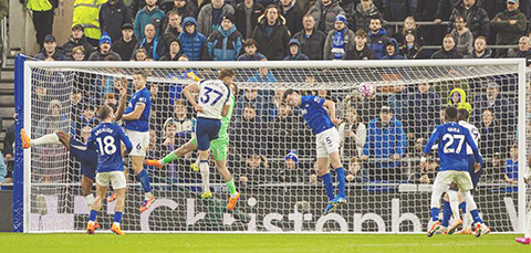 ◎ 十月二十六日,熱刺隊球員雲迪芬(卅七號)攻入本場自己第二粒進球。熱刺隊客場三比0戰勝愛華頓隊。(新華社發)