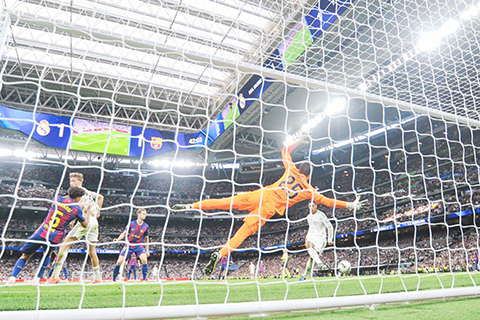 ◎ 皇馬比寧咸(白衣)攻入奠勝球。(新華社發)