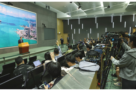 ◎ 十月二十八日,香港特區行政長官李家超出席行政會議前見記者時表示,他將於十一月四日率團前往上海,出席第八屆中國國際進口博覽會,以及主持香港、內地企業出海首選平台推介大會。(香港中通社記者 謝光磊 攝)