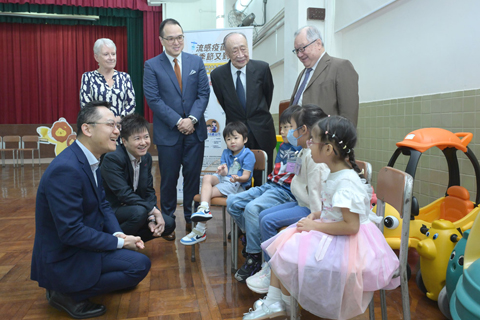 ◎ 十月二十八日,香港特區政府衛生署署長林文健到北角蘇浙小學(國際部),視察季節性流感疫苗學校外展接種的安排,同時呼籲學校盡早完成疫苗接種活動,為家長提供便利,合力提高接種率,減低學童因感染季節性流感而出現重症或死亡的風險。圖為林文健醫生(前排左一)及衛生署衛生防護中心總監徐樂堅醫生(前排左二)與準備接種季節性流感疫苗的學生聊天。(香港中通社)