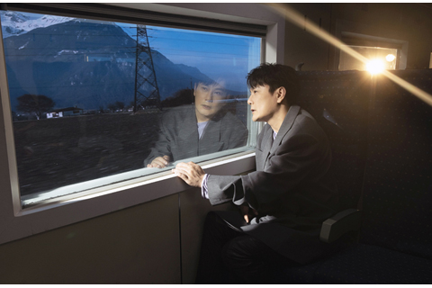 ◎ 台灣歌手張信哲推出全新閩南語力作《皺紋寫字》,這首歌不僅是他出道以來首支閩南語歌曲,更是一首獻給母親與天下所有母親的溫柔頌歌。詞由金曲詞人何啟弘創作,意象深刻如詩-皺紋不只是歲月的印記,而是一封從未寄出的信,是母親用沉默書寫的愛,也是子女遲來的理解。(香港中通社圖片)