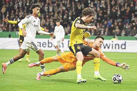 ◎ 十月二十八日,法蘭克福隊守門員澤特利撲救。德國杯足球賽第二輪比賽中,法蘭克福隊和多蒙特隊在常規時間和加時賽中一比一戰平,通過點球大戰,多蒙特隊以五比三的總比分戰勝法蘭克福隊。(新華社發)