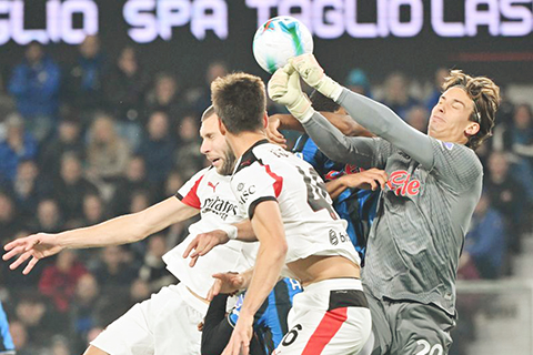 ◎ 十月二十八日,AC米蘭雙鬼拍門,阿特蘭大守門員卡尼斯治力保平局。阿特蘭大隊主場一比一戰平AC米蘭隊。(新華社發)