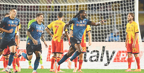 ◎ 安古沙(中)為拿玻里一錘定音。(美聯社)