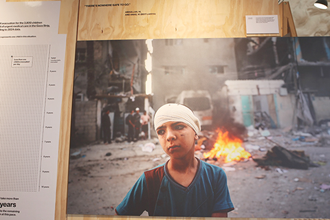 ◎ 當地時間十月廿九日,加沙兒童圖片展正在布魯塞爾文化地標五十周年紀念公園展出。展覽由聯合國兒童基金會比利時委員會主辦,旨在展現二0二三年十月新一輪巴以衝突爆發後,加沙兒童的日常生活和真實境遇。(中新社記者 德永健 攝)