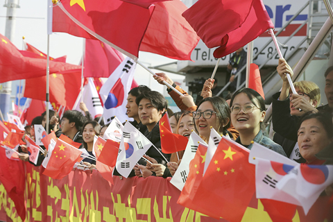 ◎ 當地時間十月三十日上午,國家主席習近平乘專機抵達韓國,應大韓民國總統李在明邀請,出席亞太經合組織第三十二次領導人非正式會議並對韓國進行國事訪問。圖為歡迎人群。(新華社記者 姚琪琳 攝)