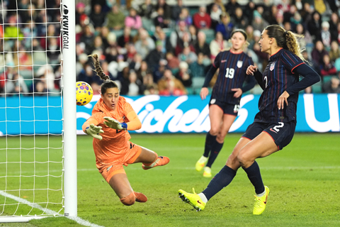 ◎ 新西蘭女足門將維多莉亞昨役很忙,美國女足主場友賽六比零大捷。(美聯社)