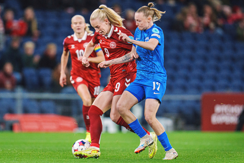 ◎ 周三凌晨一場女足歐國聯賽事,藍衣芬蘭女足客戰0比二不敵丹麥女足。(美聯社)