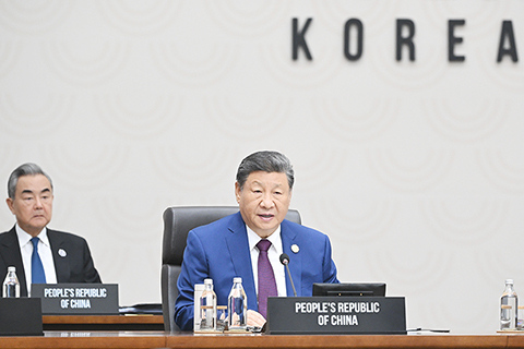 ◎ 當地時間十一月一日上午,國家主席習近平在韓國慶州出席亞太經合組織第三十二次領導人非正式會議第二階段會議,並發表題為《共同開創可持續的美好明天》的重要講話。(新華社記者 謝環馳 攝)