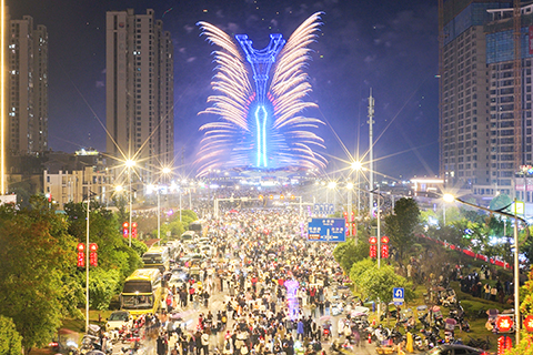 湖南瀏陽,全球首創的塔柱煙花大秀——「煙花光塔」亮相。(鄧霞林 攝)