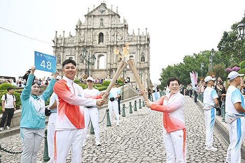 ◎ 陳虹傳遞火炬給羅協銘。