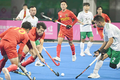 ◎ 澳門曲棍球隊與廣東隊中場爭搶。