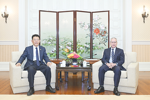 ◎ 行政長官岑浩輝昨日與全國僑聯黨組書記、主席王靈桂會面。