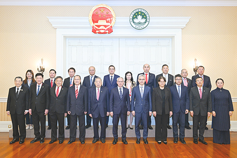◎ 行政長官岑浩輝昨日與澳門中華總商會及世界華商大會顧問委員會成員一行合影。