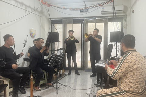 9月16日,張桐(右二)、鞏茂(右三)與團隊樂手們在排練。(中新社記者 楊靜 攝)