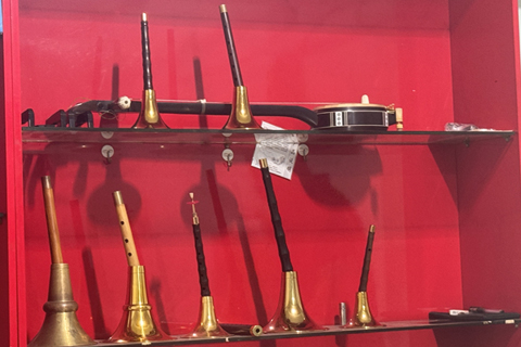 張桐的排練室內展示的樂器。(中新社記者 楊靜 攝)