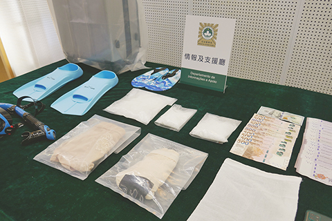 ◎ 司警搜出七百多克冰毒。