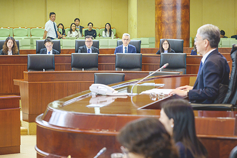 ◎ 經濟財政司司長戴建業昨日列席立法會全體會議,介紹二零二四年度預算執行情況報告。