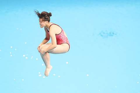 ◎ 十一月五日晚,在廣東省奧體中心游泳跳水館舉行的第十五屆全國運動會跳水項目女子一米跳板決賽中圖為澳門隊選手梁欣宜在比賽中。(中新社記者 陳楚紅 攝)