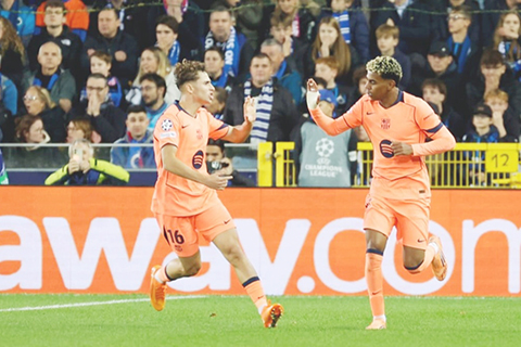 ◎ 耶馬(右)昨晨為巴塞入波。(美聯社)