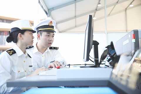 ◎ 港珠澳大橋海關員對行李X光機進行測試。(俞波攝)