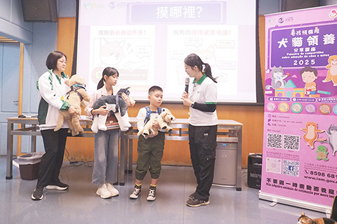 ◎ 犬貓領養分享講座上參加者學習抱起寵物的正確手法。