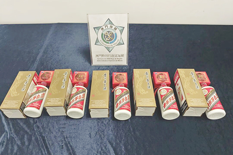 ◎ 本澳海關截獲一名內地男子向途人兜售假酒,繼而在男子住所調查期間揭發非法旅館。