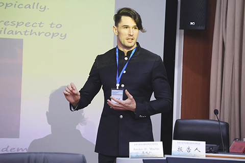 9月27日,馬兆仁在鄭州大學舉辦的「東西方哲學古典學」國際學術研討會上進行報告。(受訪者供 圖)