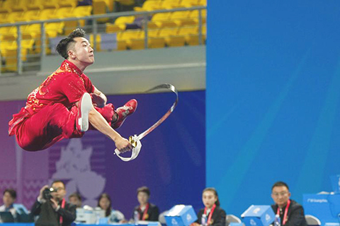 ◎ 十一月七日,浙江隊選手徐靖翔在男子刀術比賽中。第十五屆全國運動會武術套路男子長拳刀術棍術全能比賽在廣州舉行。(新華社記者 晉美多吉 攝)