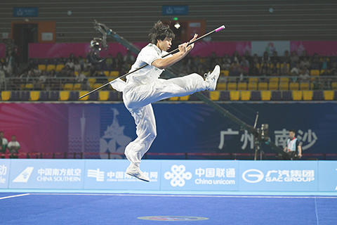 ◎ 十一月七日,在廣州南沙體育館舉行的全運武術套路男子長拳刀術棍術全能比賽中,江蘇選手楊亞霖奪得金牌,山西選手高曉彬獲得銀牌,四川選手高久尚獲得銅牌。圖為澳門選手李卓洋在棍術比賽中。(中新社記者 陳楚紅 攝)