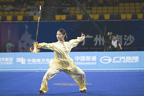◎ 十一月七日,在廣州南沙體育館舉行的全運武術套路女子太極拳太極劍全能比賽中,福建選手童心奪得金牌,河北選手吳旭獲得銀牌,廣東選手梁壁熒獲得銅牌。圖為澳門選手郭慧銘在太極劍的比賽中。(中新社記者 陳楚紅 攝)